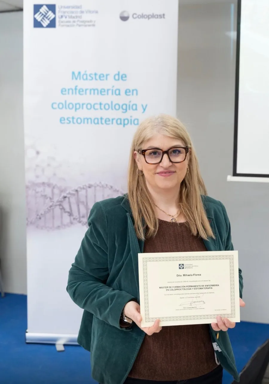 Mihaela Florea Alexe con su diploma del Máster en Coloproctología y Estomaterapia de la Universidad Francisco de Vitoria de Madrid