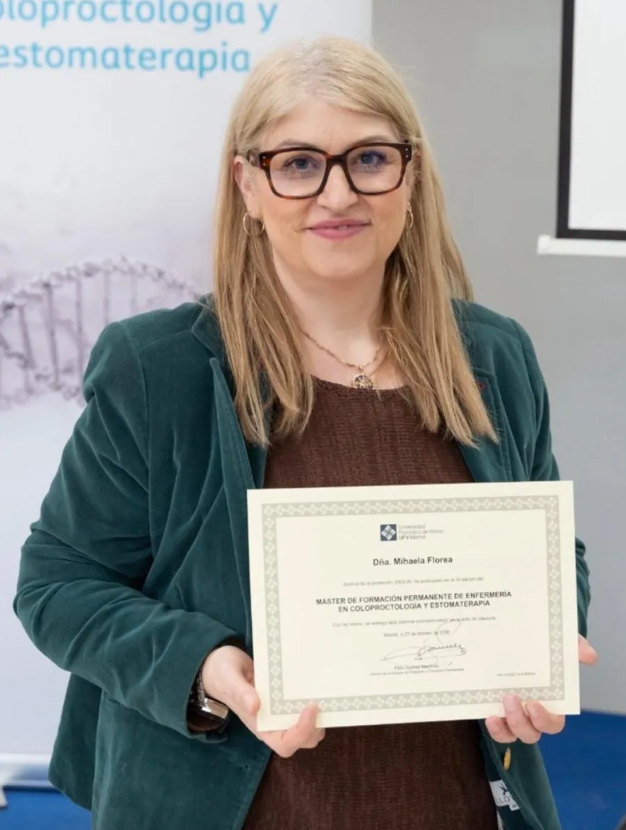 Mihaela Florea Alexe, enfermera especializada en curas y estomaterapia, con su diploma de máster
